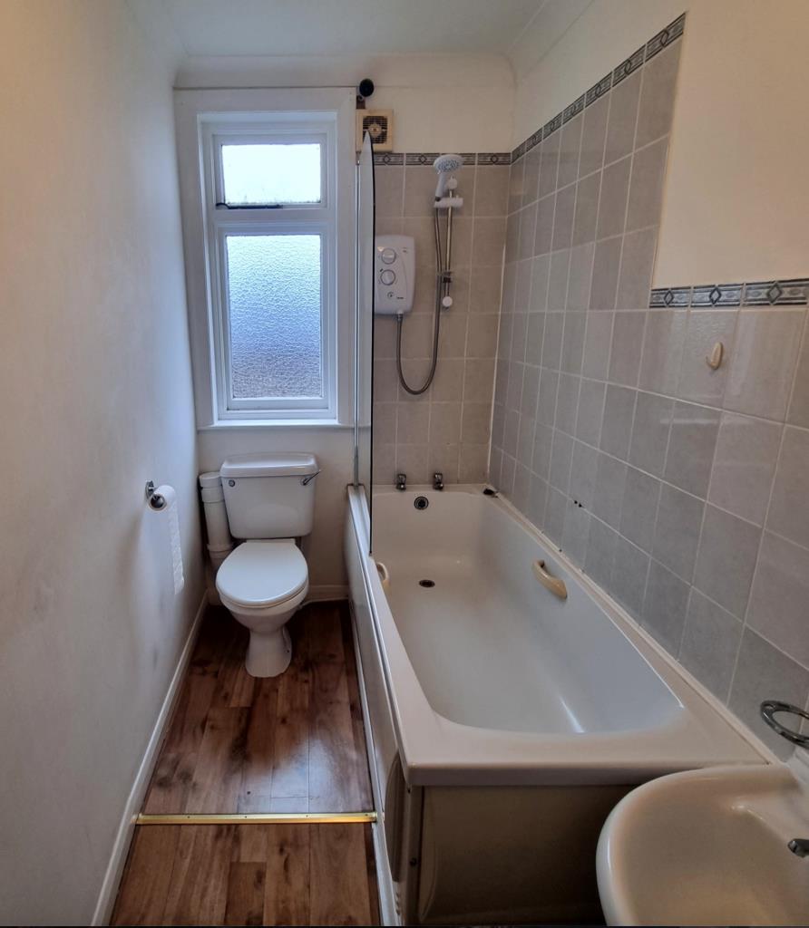 Lot: 184 - TWO-BEDROOM TOWN CENTRE MAISONETTE FOR INVESTMENT OR OWNER OCCUPATION - View of the bathroom